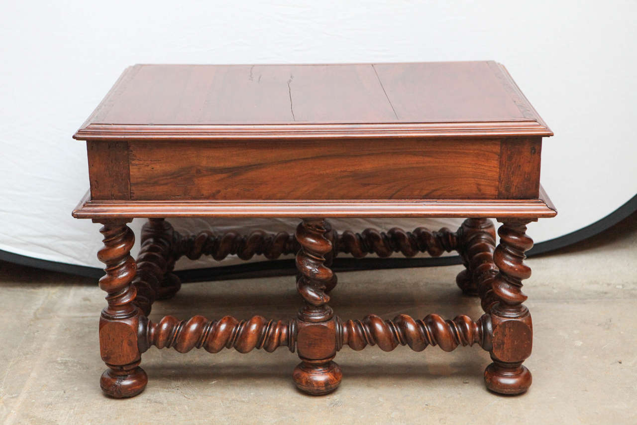 Englischer niedriger Tisch mit einer Schublade aus Nussbaumholz, 19. Jahrhundert im Angebot 4