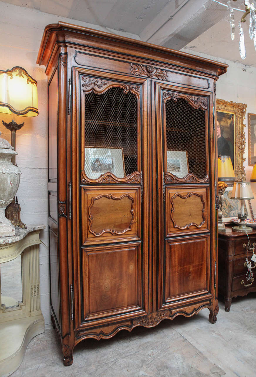 18th Century French Carved Walnut Vitrine In Good Condition For Sale In Los Angeles, CA