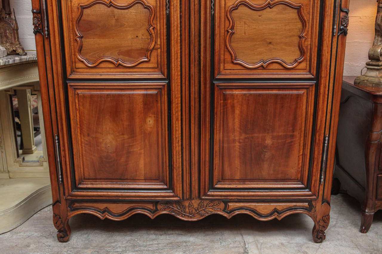 18th Century French Carved Walnut Vitrine For Sale 1