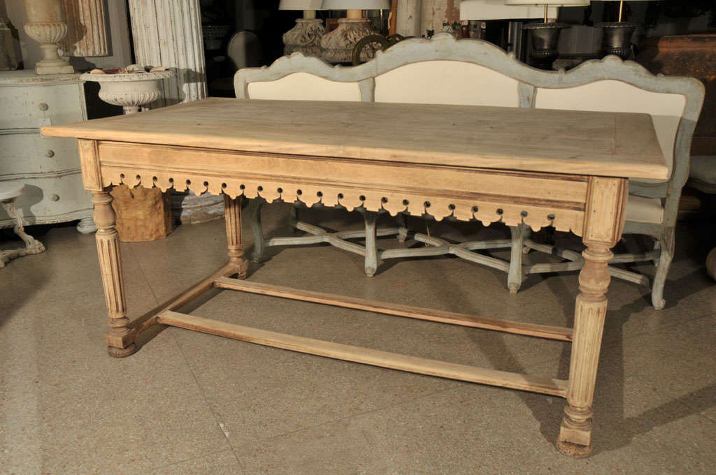 FREESTANDING TABLE FOR SERVING OR PREPARING FOOD IN A TRADITIONAL
KITCHEN / THE APRON DESIGN OF THE TABLE IS TRADITIONAL