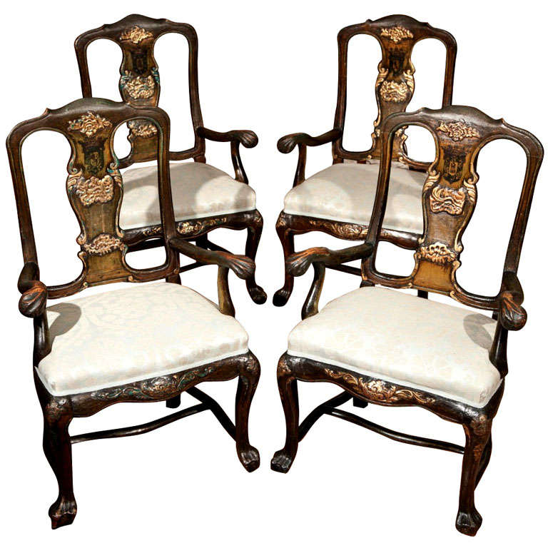 Ensemble de quatre fauteuils portugais peints et dorés à la feuille en vente