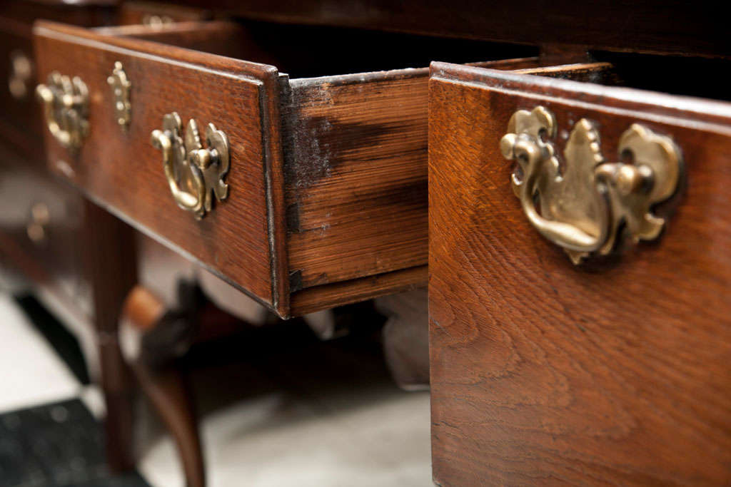 Grande commode basse anglaise en chêne Excellent état - En vente à Woodbury, CT
