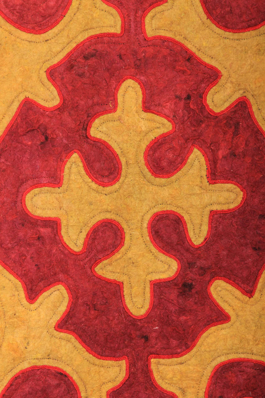 Geometrischer quadratischer Kirghiz-Wollfilz-Teppich, 1940er Jahre (Stammeskunst) im Angebot