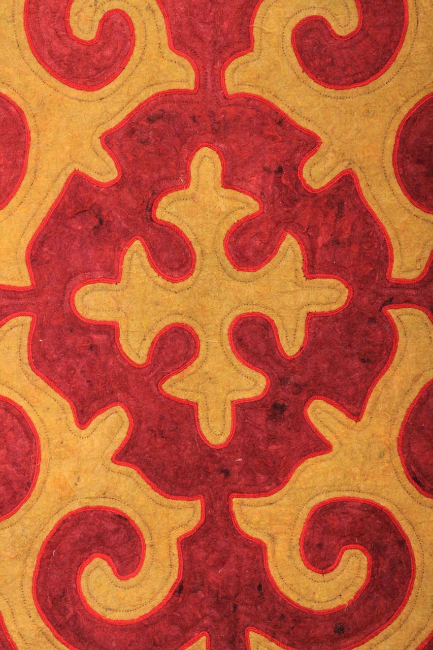 Kirghize Tapis carré géométrique vintage Kirghiz en feutre de laine, années 1940 en vente