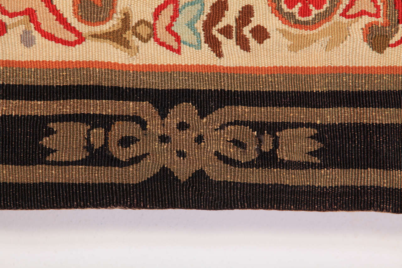 Louis Philippe Antiker quadratischer Aubusson-Teppich aus Wolle und Metallgarn (Handgewebt) im Angebot
