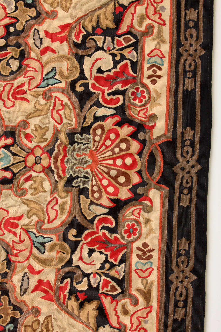 Louis Philippe Antiker quadratischer Aubusson-Teppich aus Wolle und Metallgarn (19. Jahrhundert) im Angebot