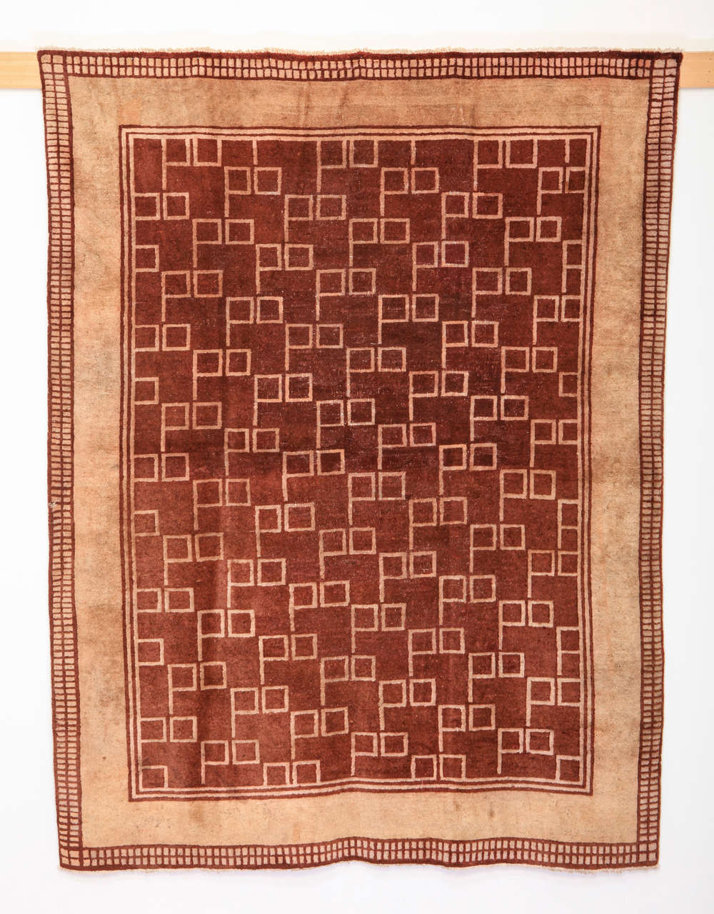 Un tapis rare et inhabituel tissé en deux couleurs avec un motif sur toute la surface de dispositifs carrés. Bien qu'ils proviennent à l'origine de Chine, les tapis de ce type ont été influencés par les mouvements de design européens du XXe siècle.
