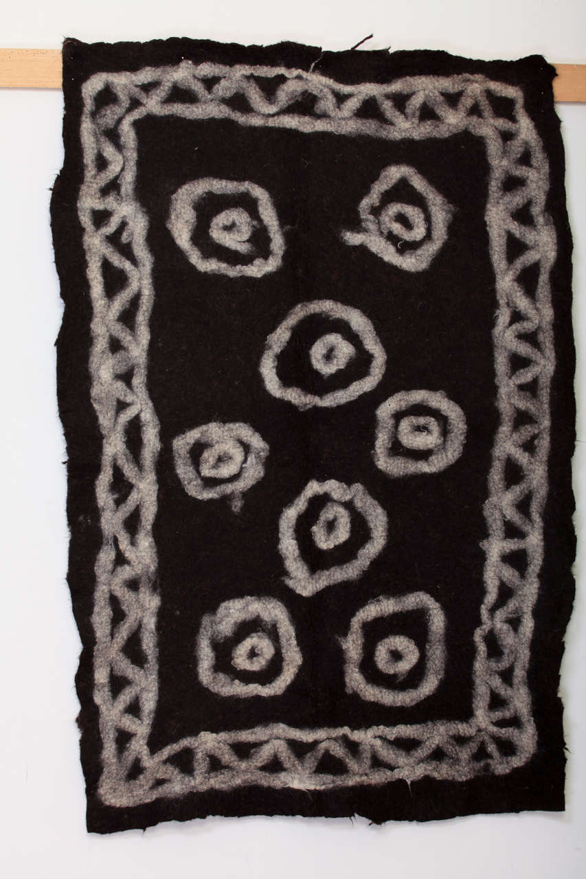 Schwarzer Stammesfilz-Teppich in Vintage (Stammeskunst) im Angebot