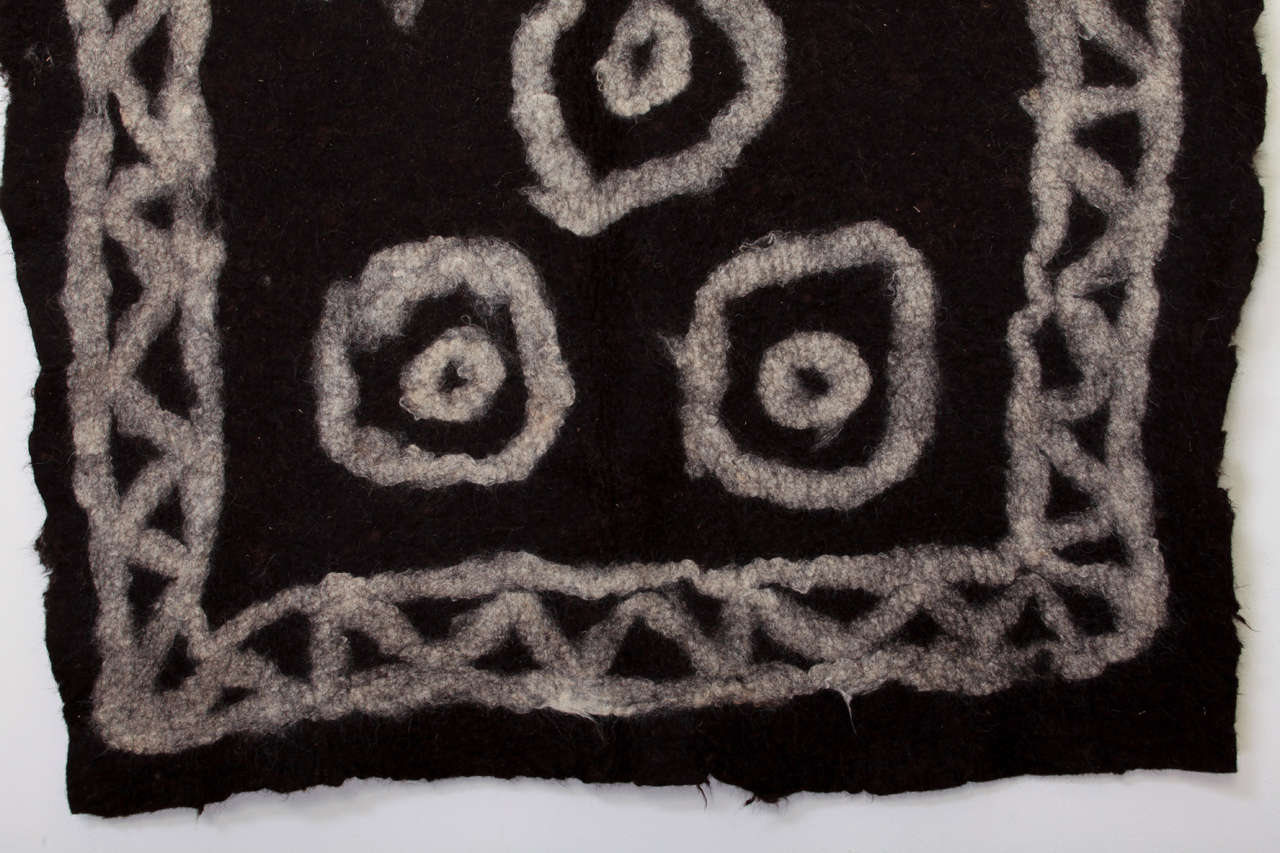 Schwarzer Stammesfilz-Teppich in Vintage (Handgefertigt) im Angebot