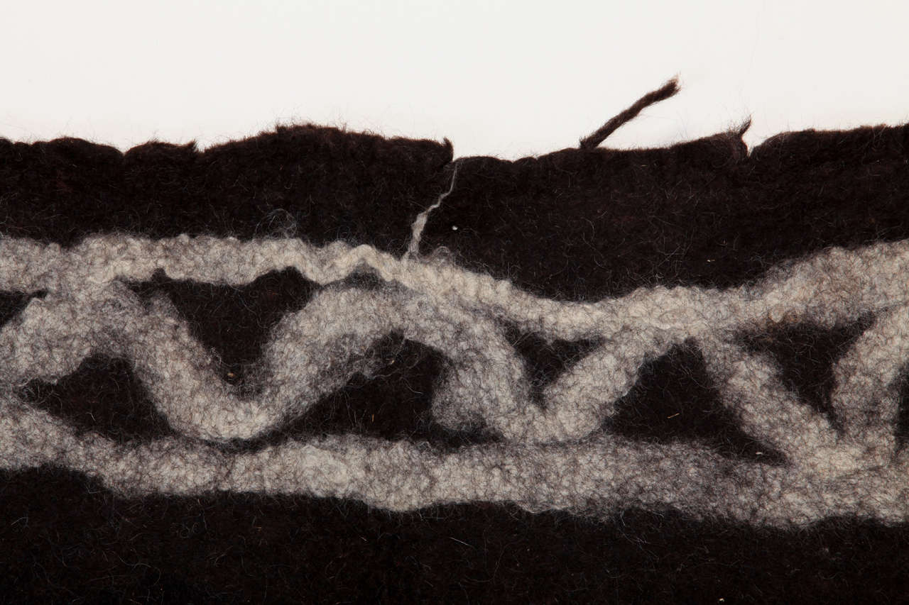 Schwarzer Stammesfilz-Teppich in Vintage im Zustand „Hervorragend“ im Angebot in Milan, IT