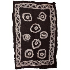 Schwarzer Stammesfilz-Teppich in Vintage