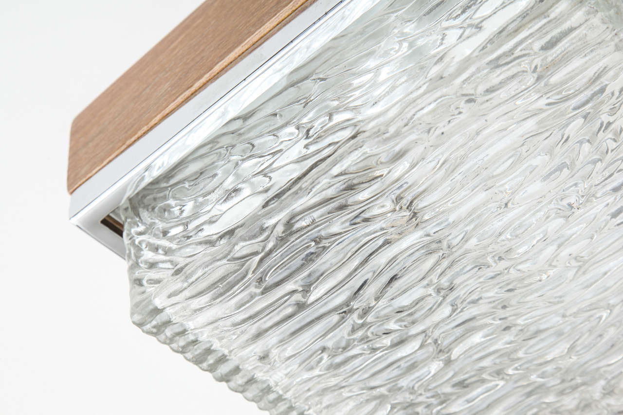Mid-Century Clear Textured Glass Wall Mount Light Fixture In Excellent Condition For Sale In New York, NY