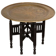 Table à plateau en laiton perse du Moyen-Orient avec base en bois pliable