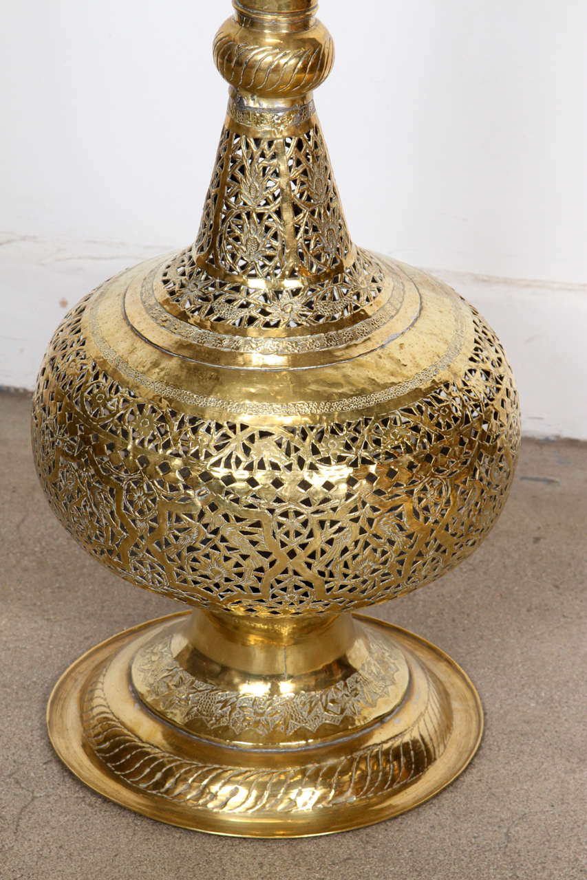 Elegantes hohes marokkanisches Räuchergefäß aus poliertem Messing (Maurisch)