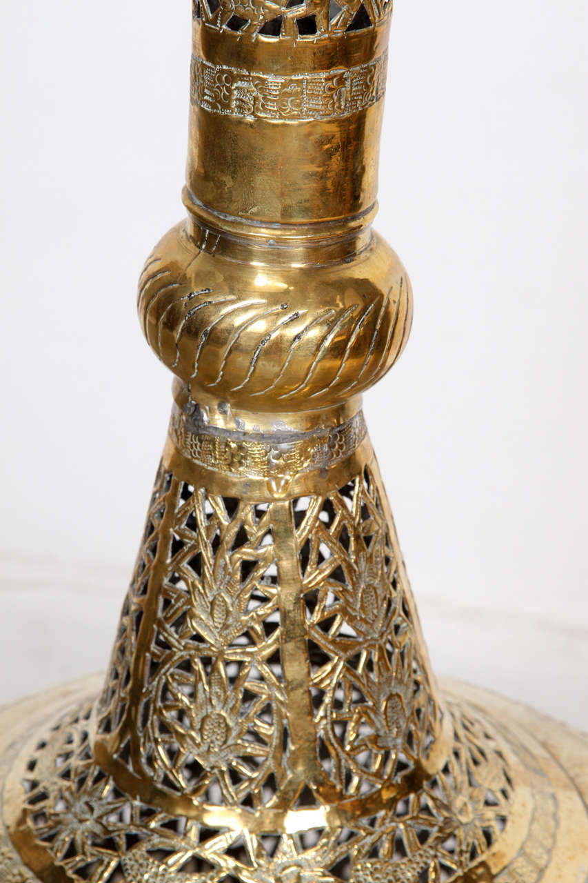 Elegantes hohes marokkanisches Räuchergefäß aus poliertem Messing (20. Jahrhundert)