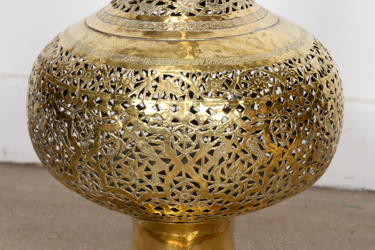 Elegantes hohes marokkanisches Räuchergefäß aus poliertem Messing 2