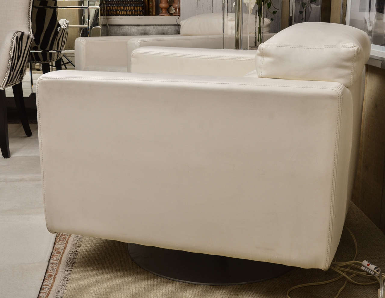 Mid-Century Modern Pair of White Leather Swivel Arm Chairs in the style of Milo Baughman