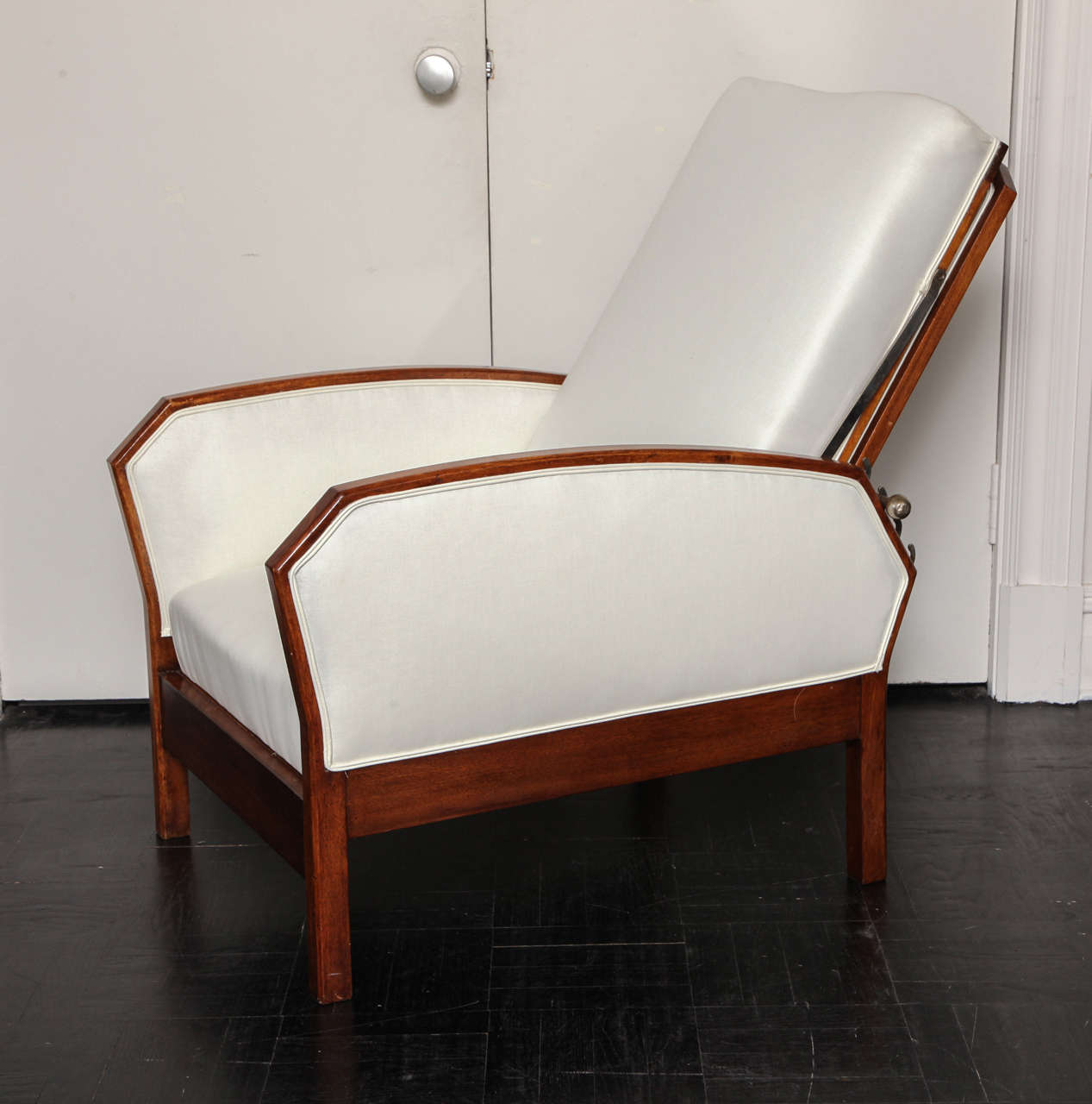 Early 20th Century Walnut Chaise Lounge, Three Positions 5