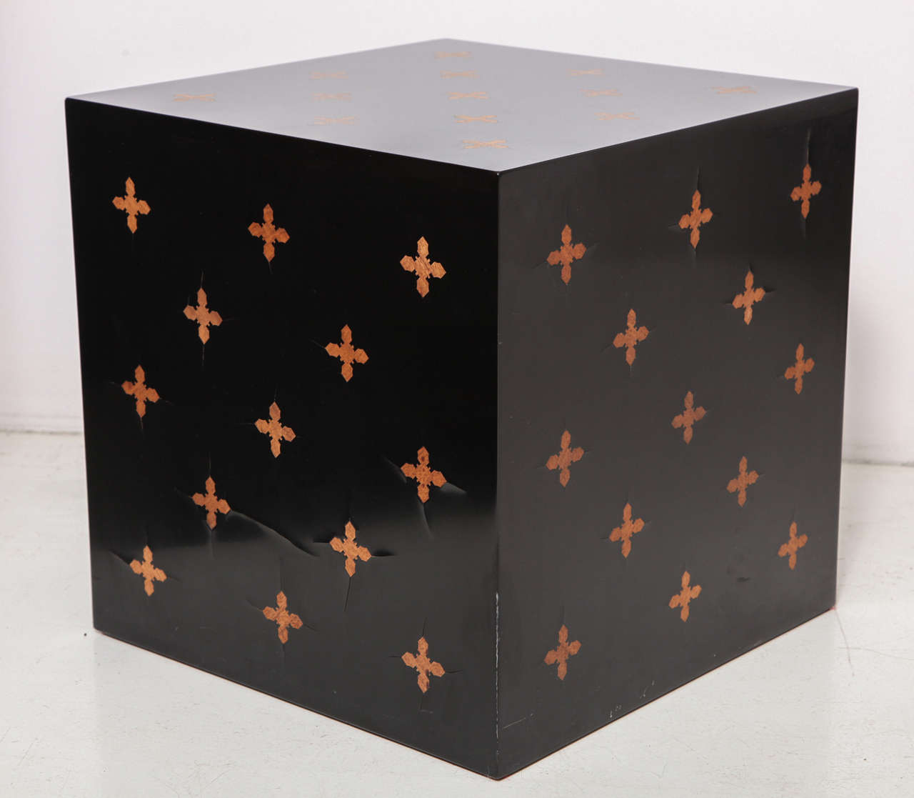 EDWARD WORMLEY (1907-1995)
Cube side table in lacquered and inlaid wood.
Original paper Dunbar label
American, c. 1960