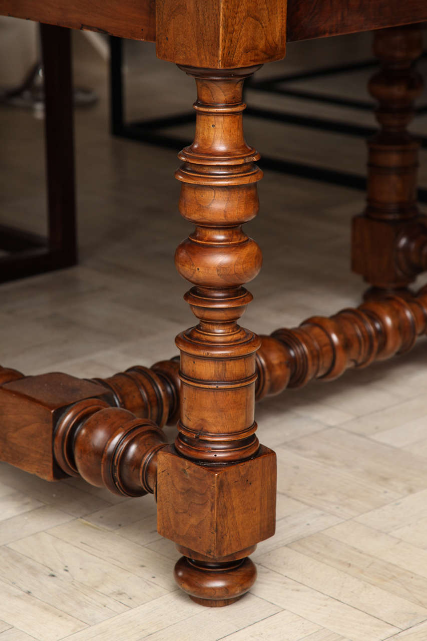 Late 18th-Early 19th Century Walnut Library Table In Good Condition For Sale In New York, NY