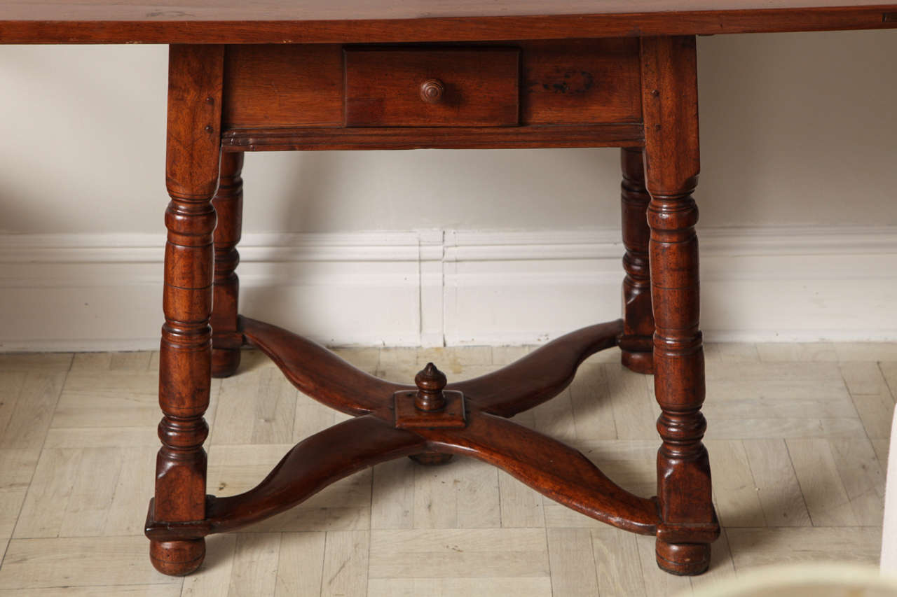 English 19th Century Mahogany Centre Table For Sale