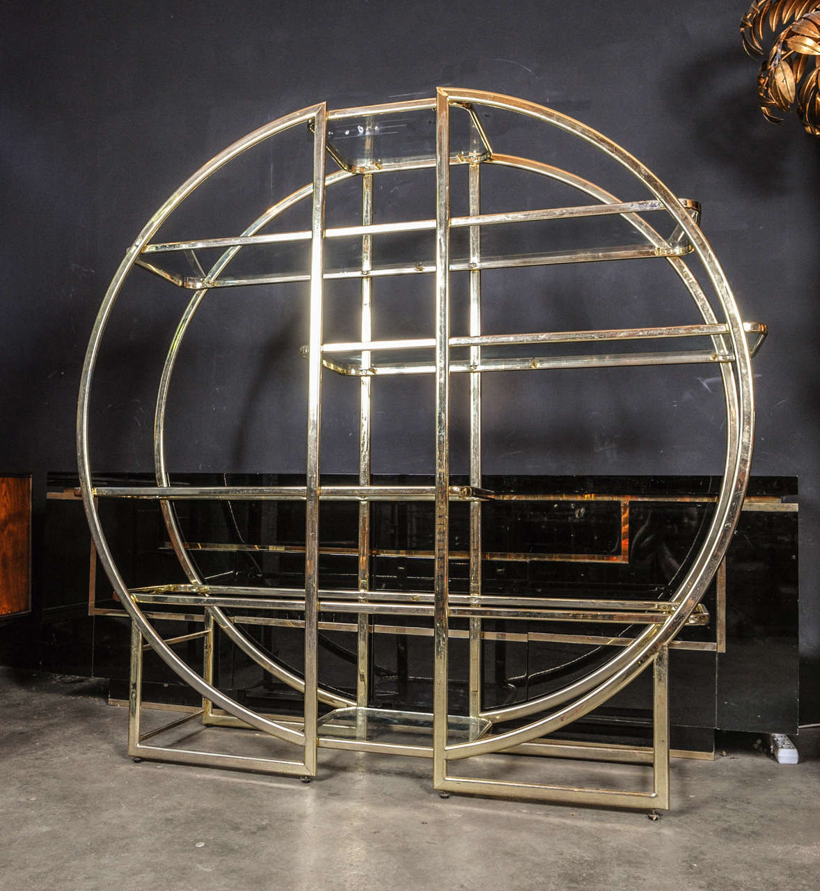 Architectural Circular Vitrine Etagere in the Style of Milo Baughman In Excellent Condition In Amsterdam, NL