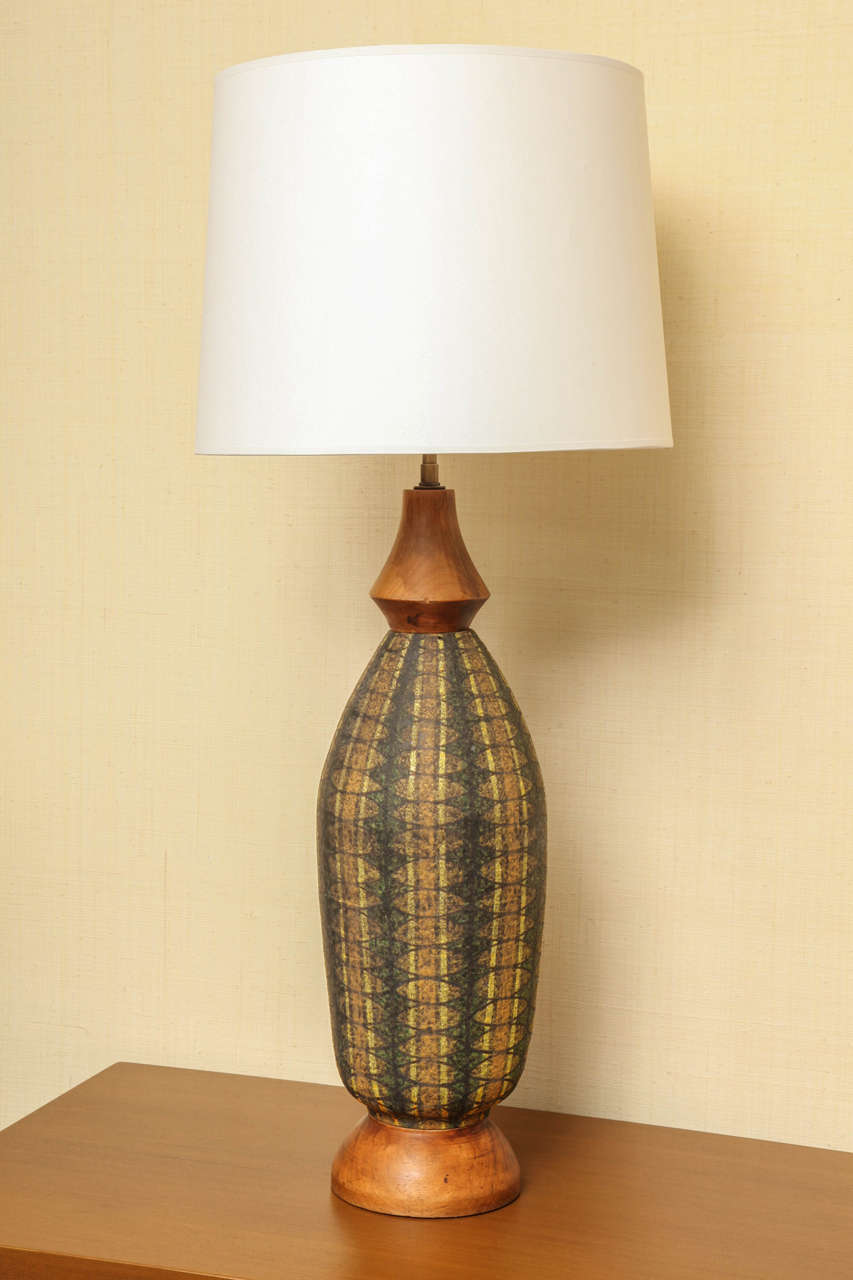 Green and brown ceramic lamp with geometric design and walnut wood details. Rewired with brown silk cord and two bulb cluster with adjustable height, Italian, circa 1960.