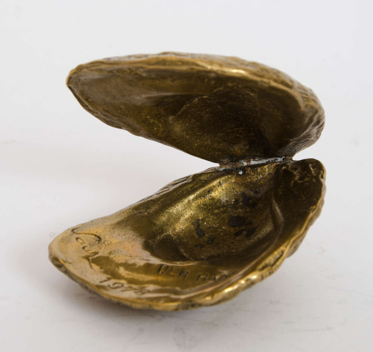 Bronze cast oyster open shell shaped dish signed Saur Den Haag 1978.
Saur was a restaurant located in The Hague in the Netherlands. It was a fine dining restaurant that was awarded a Michelin star.