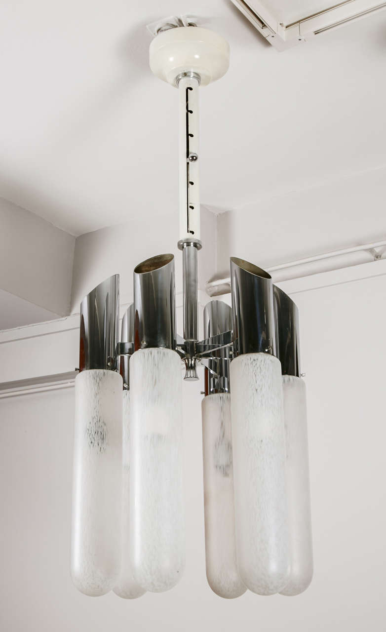Un 6 lumières intéressant  plafonnier en métal chromé et verre.
La hauteur est facilement réglable avec la potence crémaillère : entre 100 et 135 cm
Italie, vers 1960