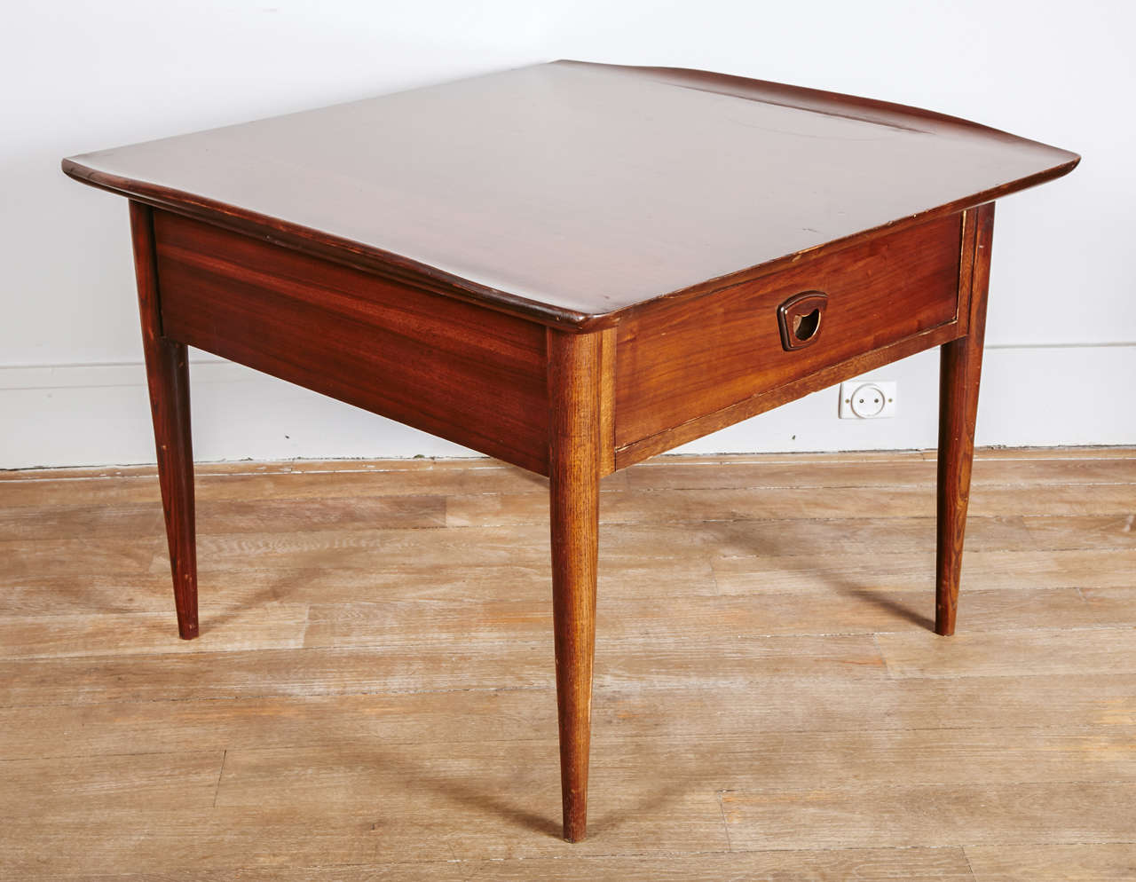 A pair of walnut tables with drawers by Bassett
US, circa 1950
Restaured and stamped.