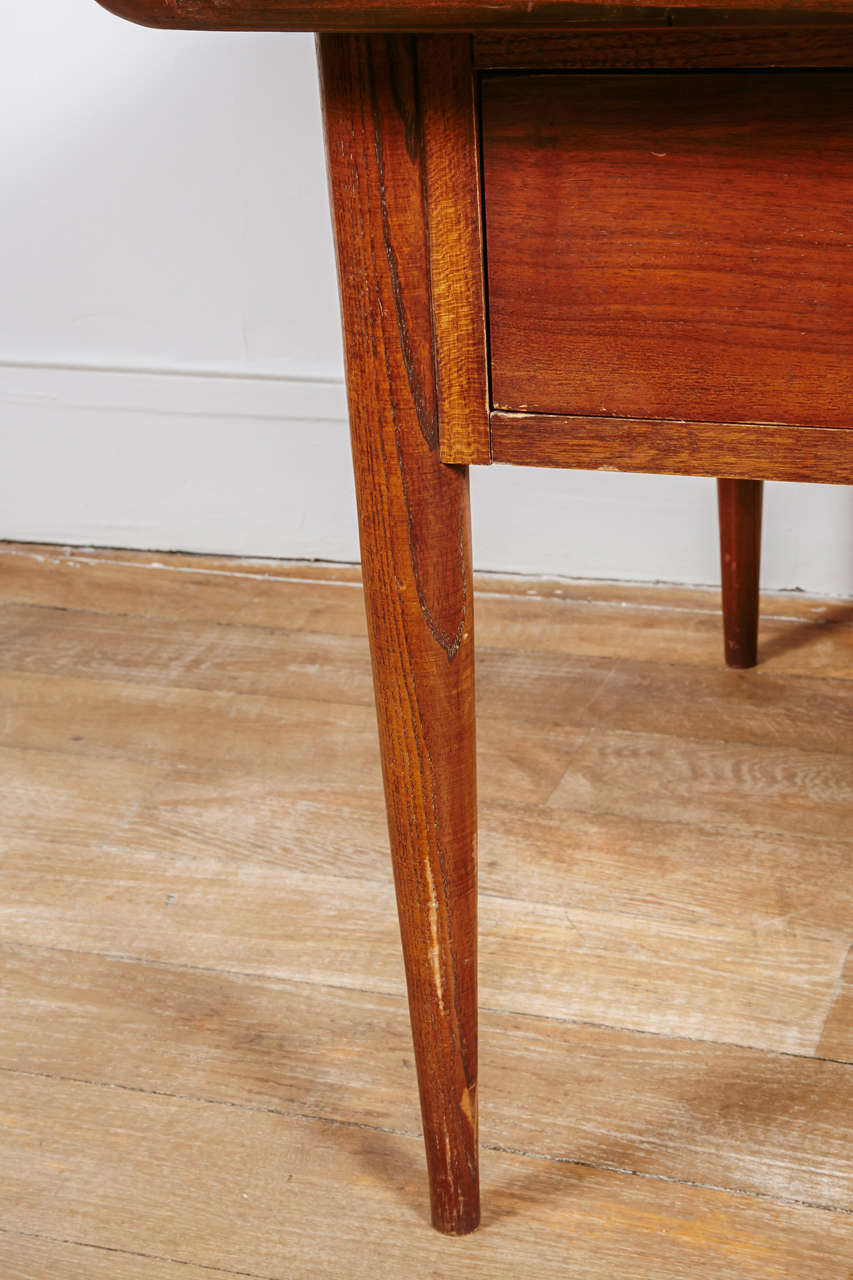 Pair of Walnut Tables with Drawer by Bassett In Excellent Condition In Paris, Ile-de-France