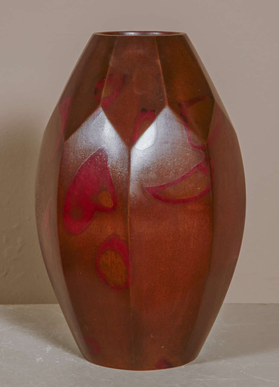 Very nice design with reddish patination bronze vase.
Japan, circa 1930. Taisho period.
Signed Yasumi I.