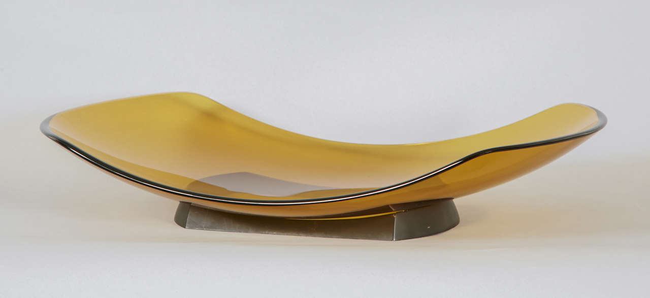 Mid-Century Modern Yellow Glass Cup Resting on a Brass Base by Fontana Arte, Italy, 1956 For Sale