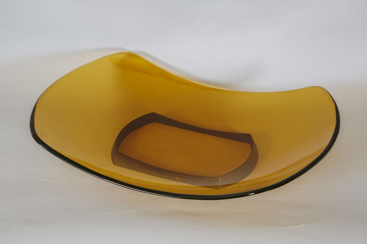 Mid-20th Century Yellow Glass Cup Resting on a Brass Base by Fontana Arte, Italy, 1956 For Sale