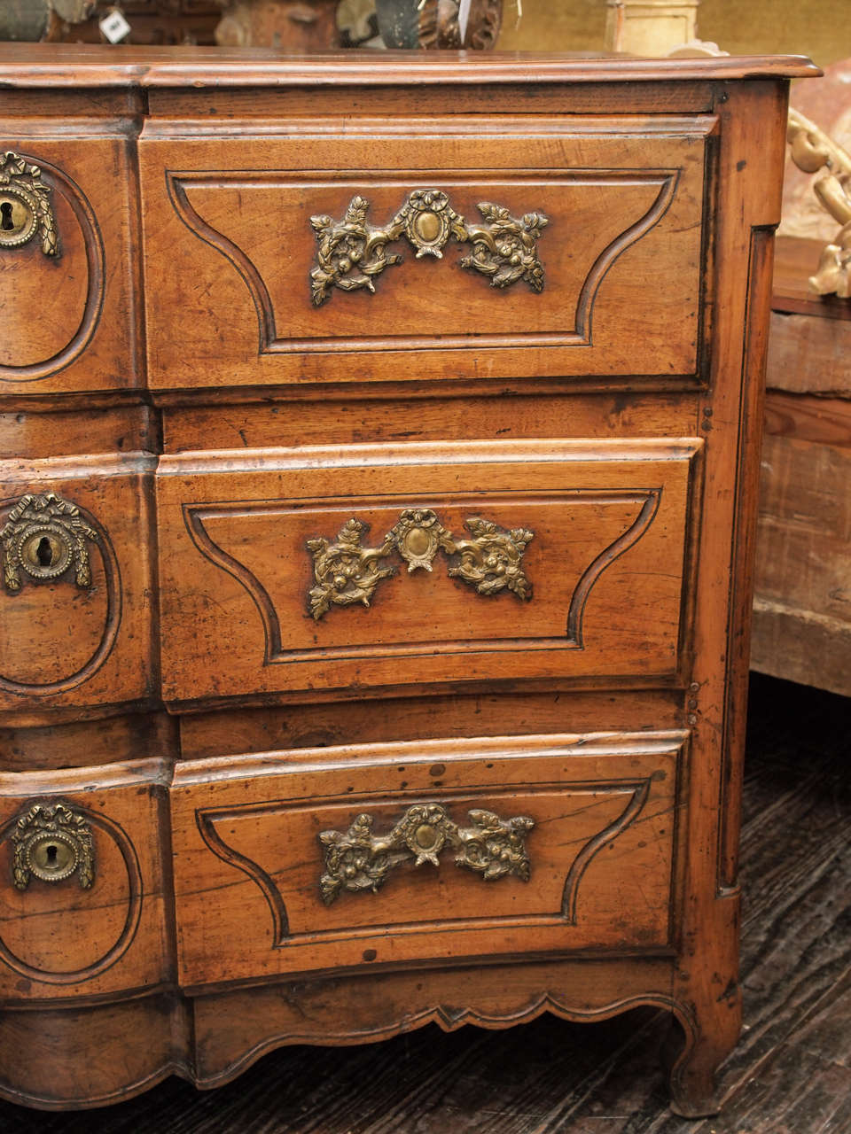 Français Noyer exceptionnel Régence  Commode en vente