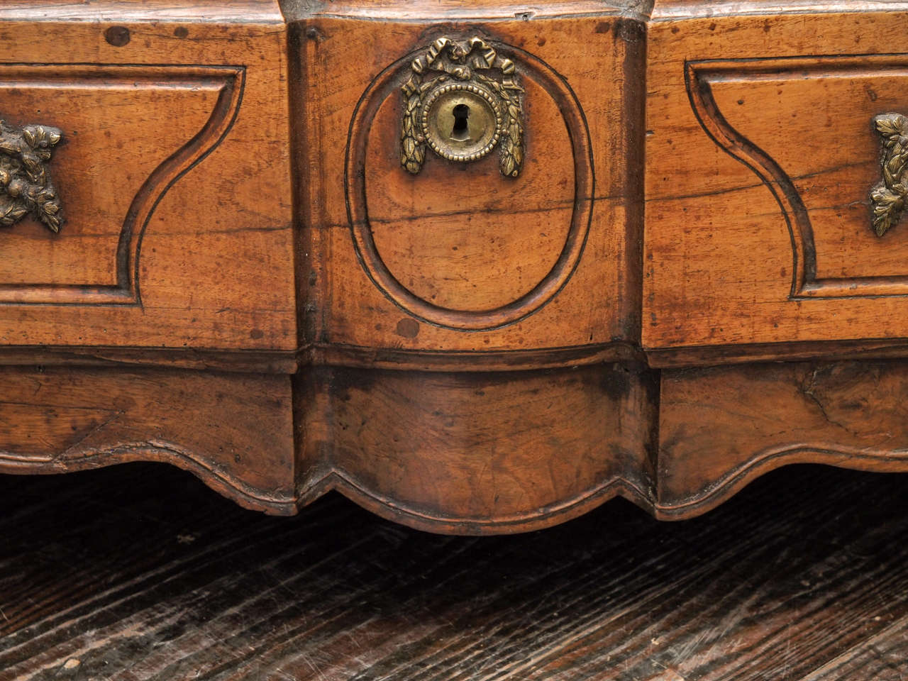 18th Century and Earlier Exceptional Walnut Regence  Commode For Sale