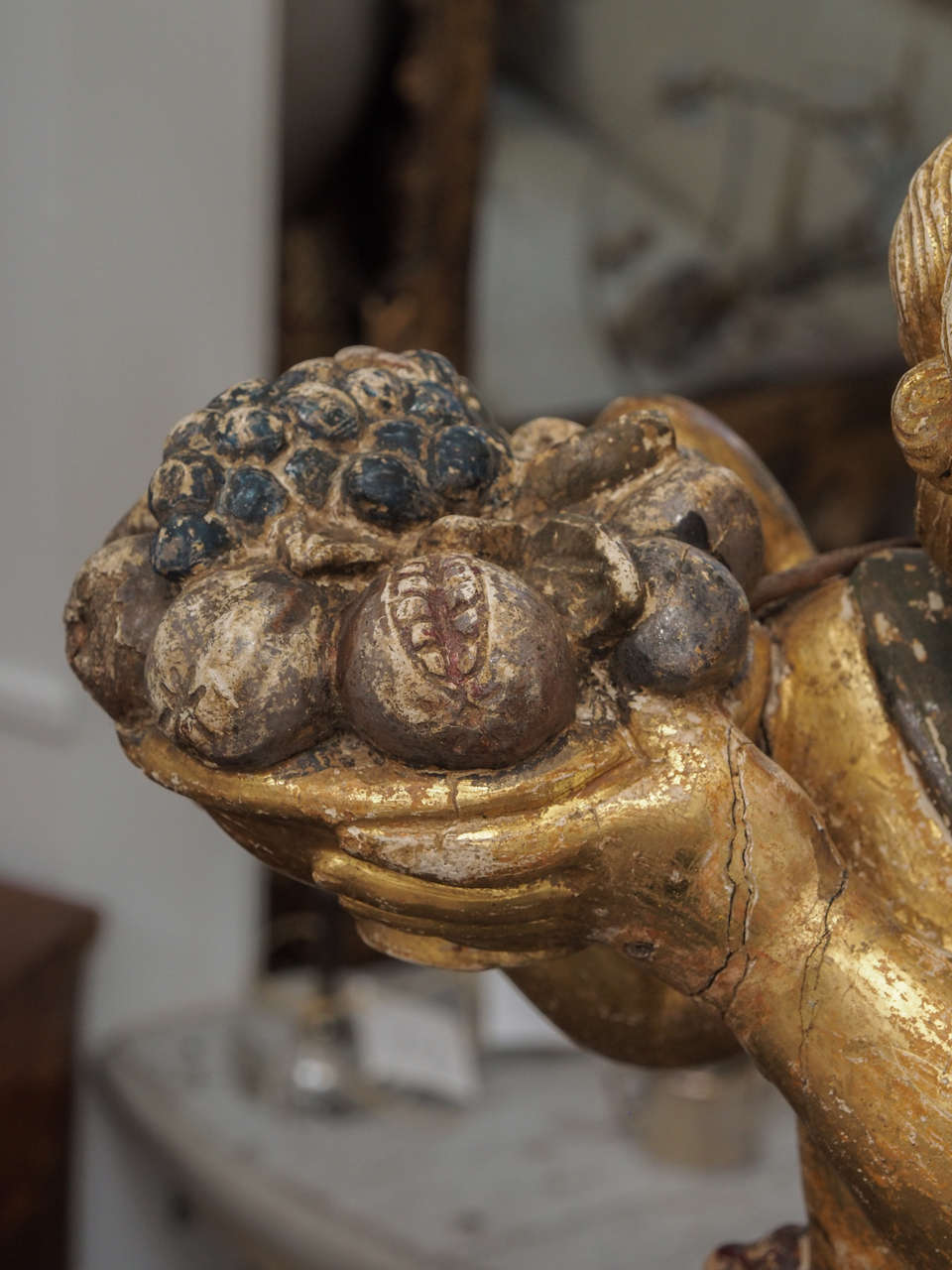 Pair of Italian 18th Century Giltwood and Painted Putti For Sale 1