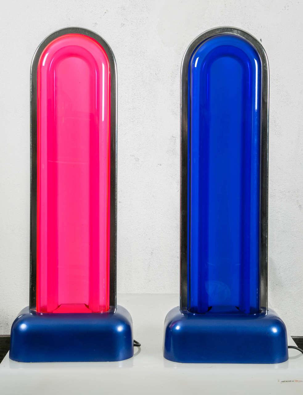Enameled aluminium base with acrylic diffuser, neon light tube and chrome-plated metal arch, circa 1968.

Edition Poltronova 
Measuers: H 73cm, W 26cm, D 15cm
Good condition.
 