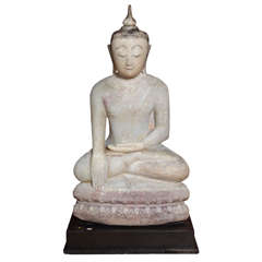 sculpture de Bouddha en albâtre birman sculpté à la main:: style Shan:: 17e ou 18e siècle