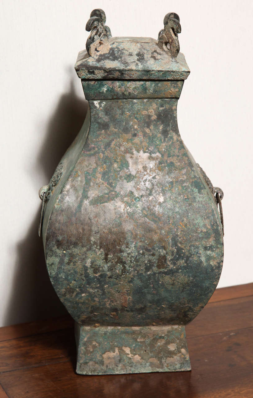 A Han dynasty (200 B.C-200 A.D.) Chinese bronze Hu ceremonial vessel with lid. This rare bronze Hu vase was born China during the Han dynasty. Used as ceremonial vessel, this Hu vase is a great testimony of the remarkable bronze technique of the Han