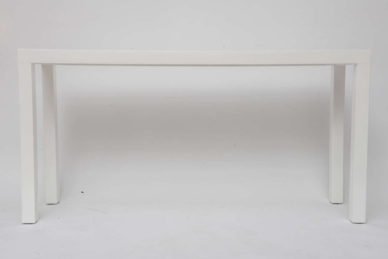 Parsons Style White Lacquered Console In Excellent Condition In Miami, FL