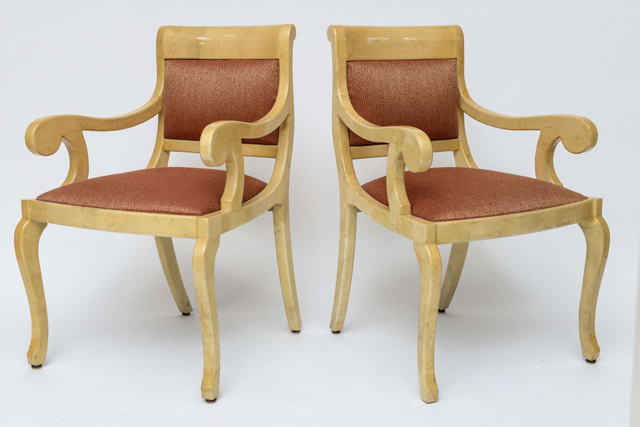 Art déco Paire de fauteuils Art Déco en peau de chèvre tapissés de tissu de style Aldo Tura, Italie, 1960  en vente