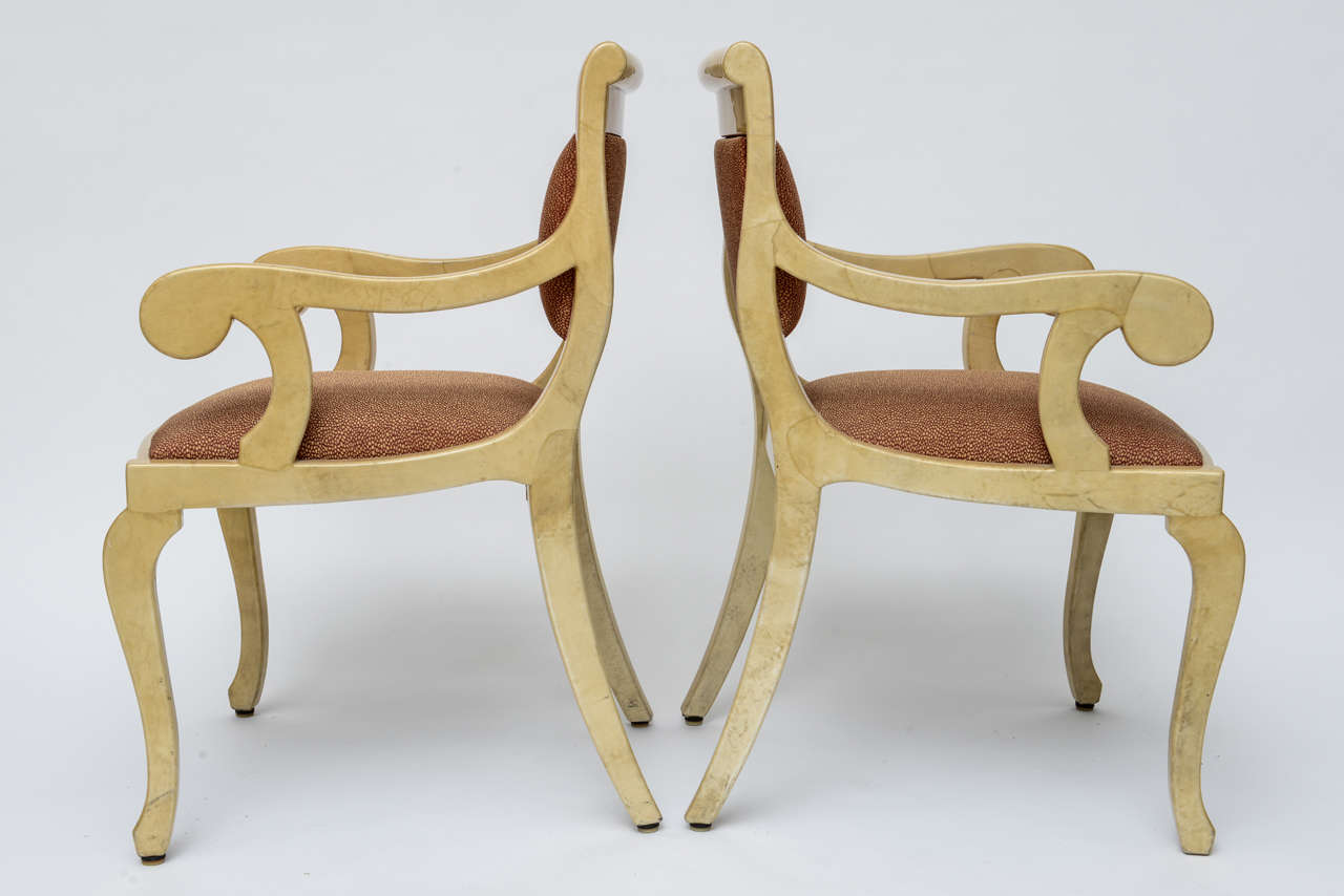 italien Paire de fauteuils Art Déco en peau de chèvre tapissés de tissu de style Aldo Tura, Italie, 1960  en vente