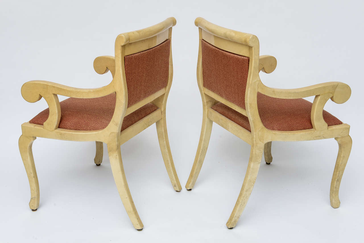 Milieu du XXe siècle Paire de fauteuils Art Déco en peau de chèvre tapissés de tissu de style Aldo Tura, Italie, 1960  en vente