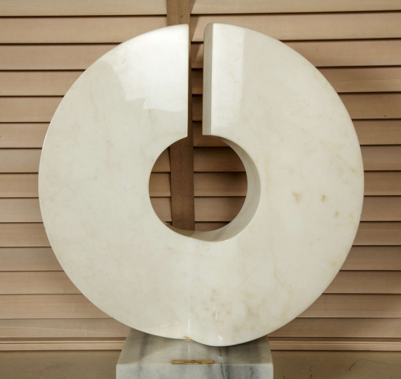 White Carrara marble sculpture o a standing ring by Gigi GUADAGNUCCI (Italy, 1915- ).
Square grey veined white marble base with signed brass label. 21 x 21 cm.