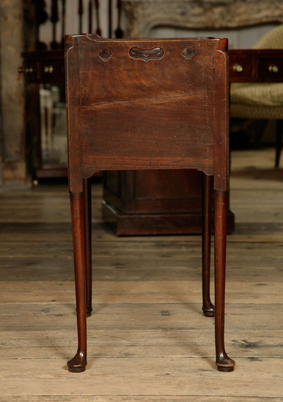 George III Mahogany “Tray Top” Bedside Table In Excellent Condition In London, GB