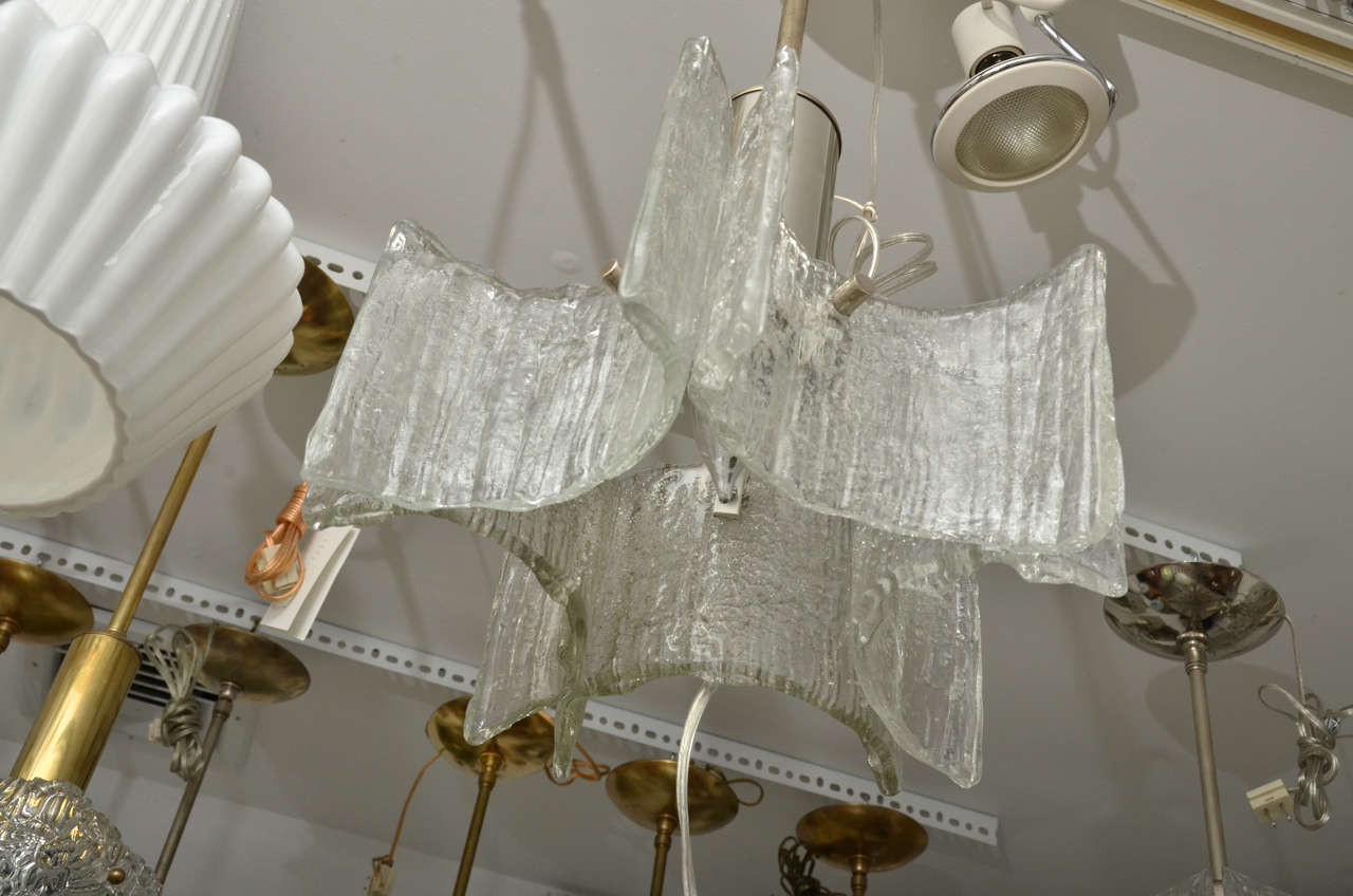 Apparecchio a sospensione a elementi curvi in vetro di Murano trasparente con ferramenta in nichel In condizioni ottime in vendita a Bridgehampton, NY