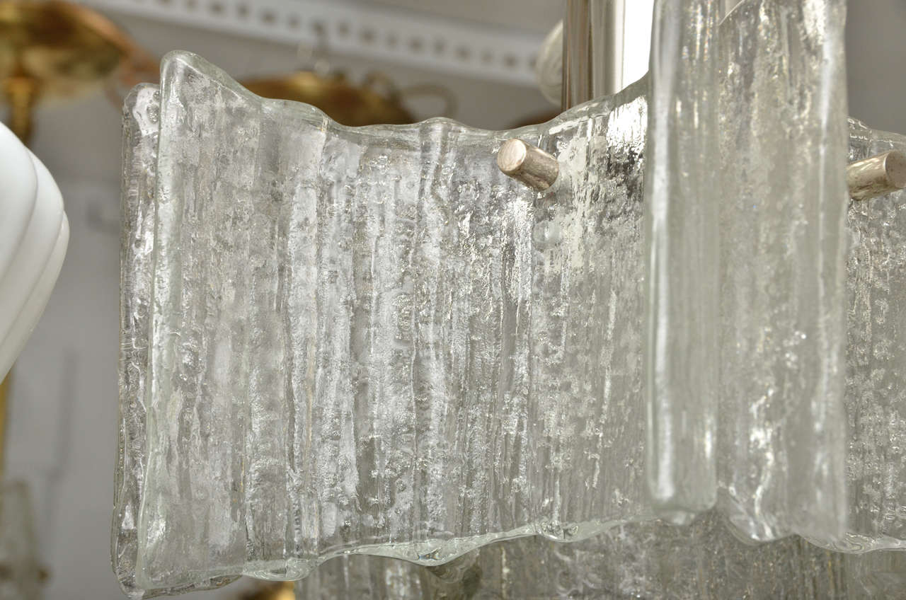 Hängeleuchte aus klarem Muranoglas mit geschwungenen Elementen und Nickelbeschlägen (Mitte des 20. Jahrhunderts) im Angebot