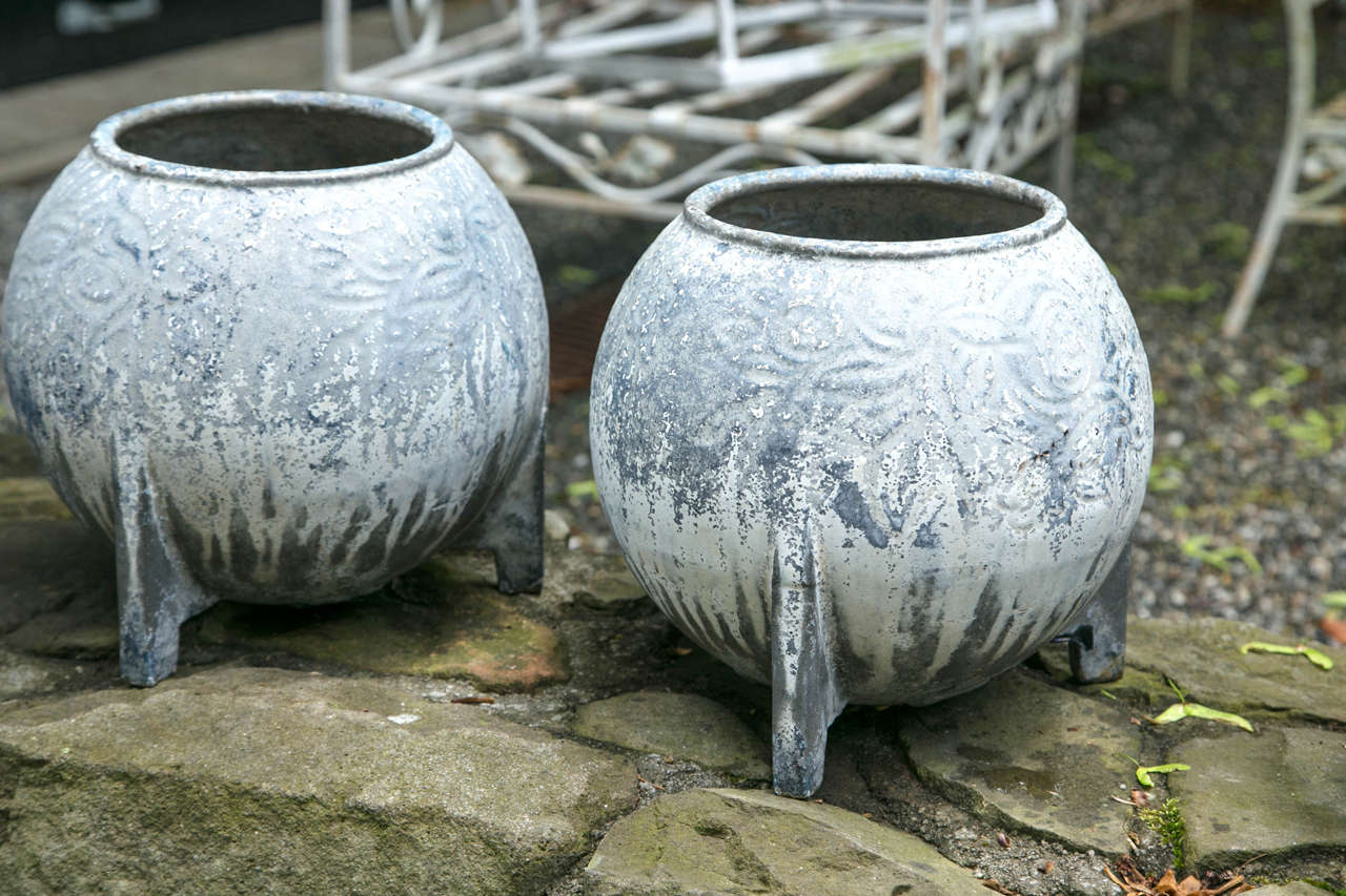 Une paire de jardinières rondes en fonte attribuées à Deville & Cie à Charleville dans les Ardennes, France. Le moulage est orné d'un détail floral et il y a un drainage en dessous pour une plantation permanente.