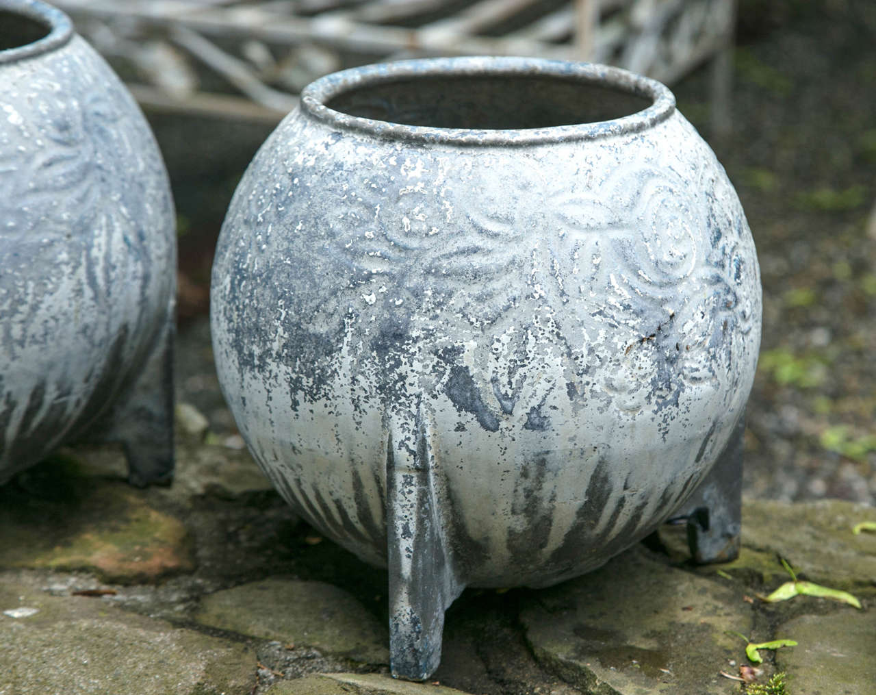 Art déco Paire de jardinières françaises en fonte des années 1920 avec peinture bleue d'origine en vente